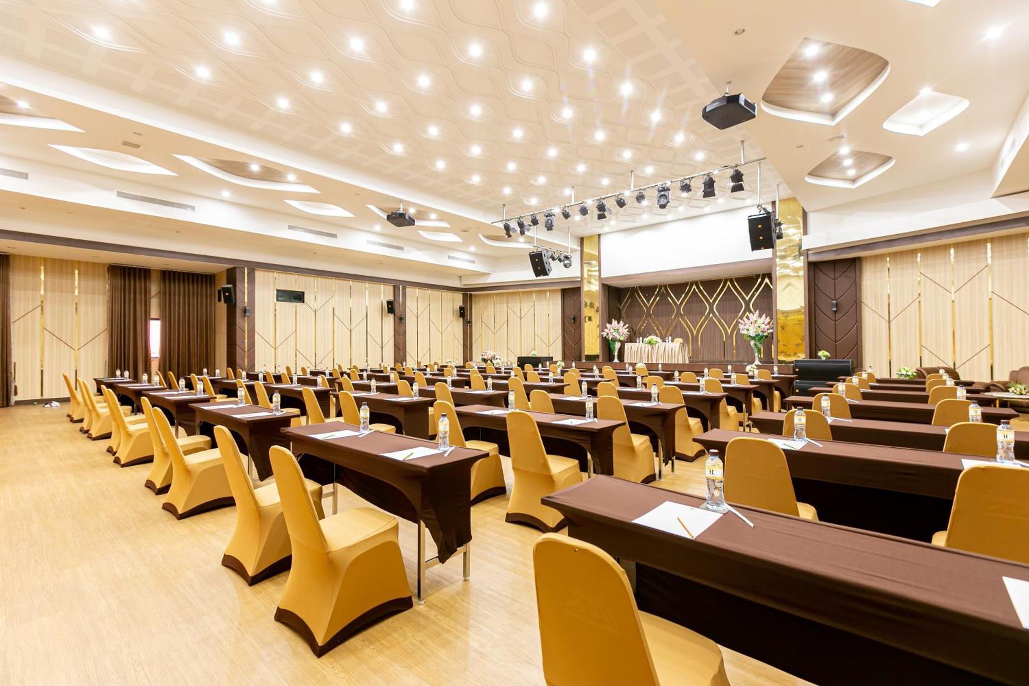 Grand Ratchapruek Hotel Пак Крет Екстериор снимка