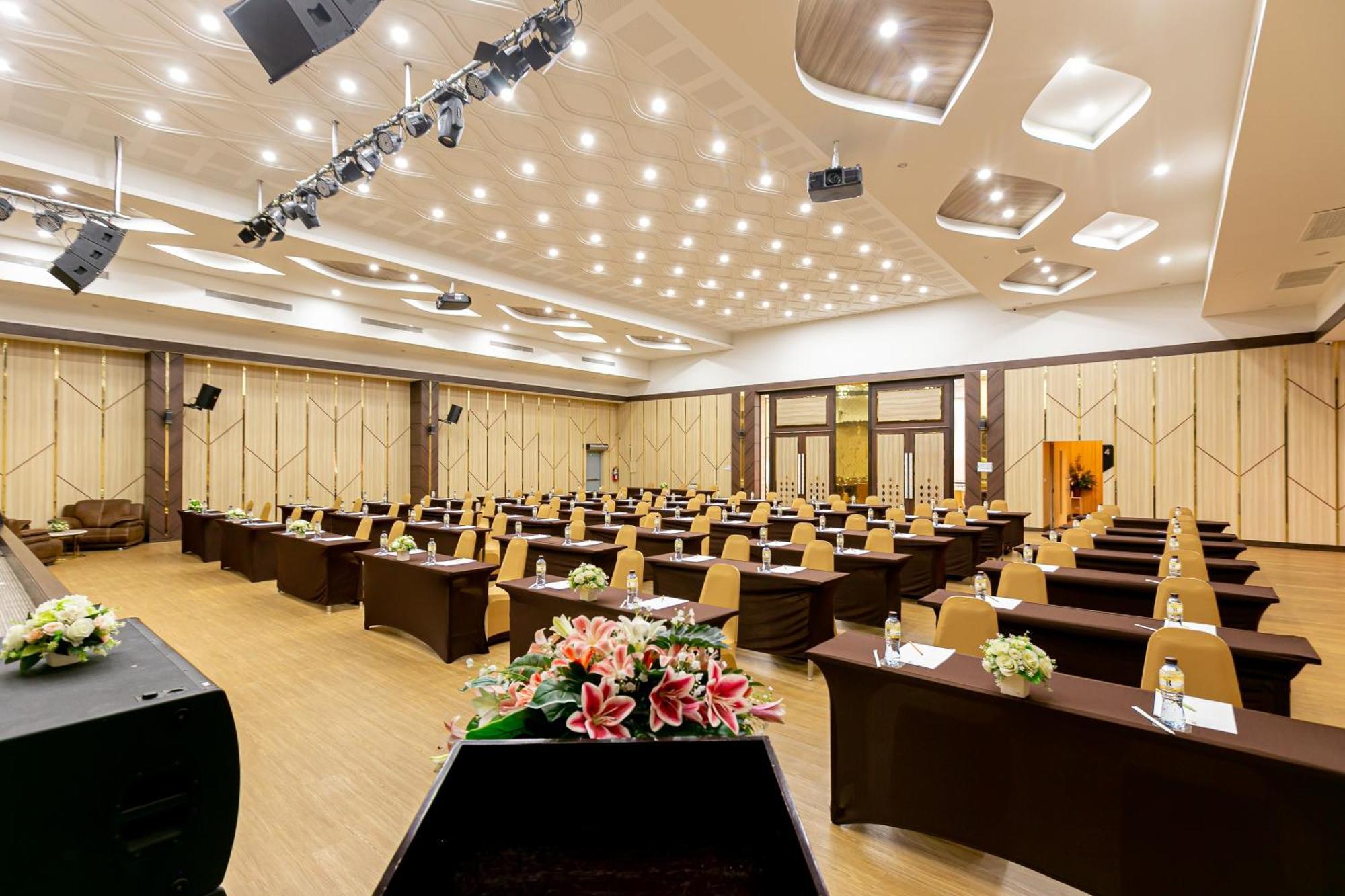 Grand Ratchapruek Hotel Пак Крет Екстериор снимка