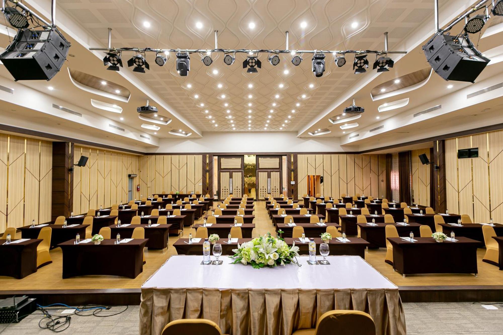 Grand Ratchapruek Hotel Пак Крет Екстериор снимка