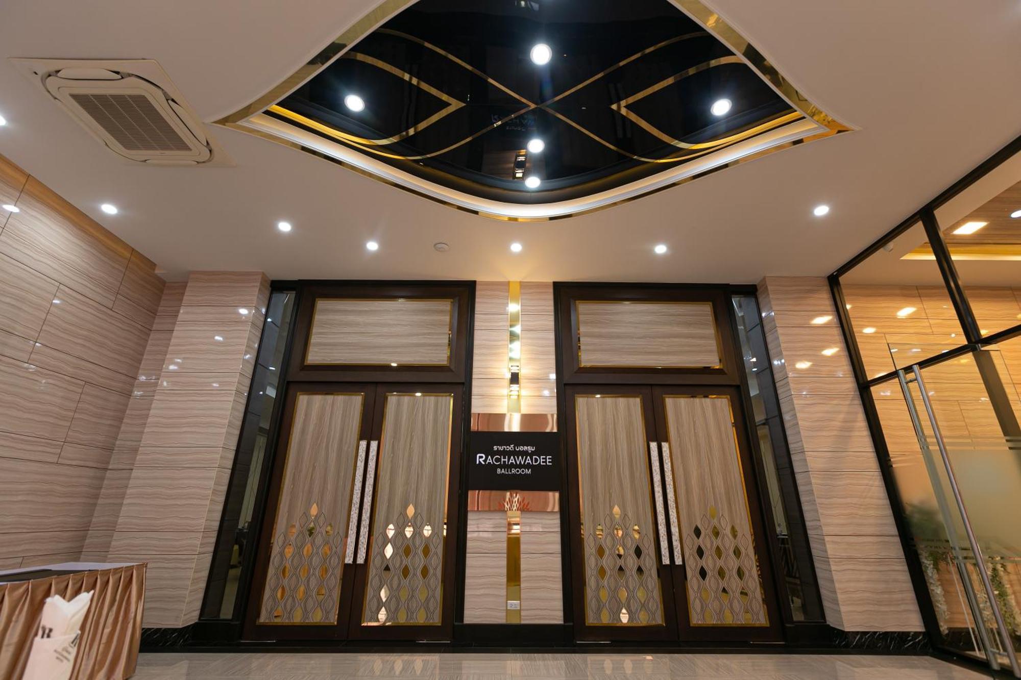 Grand Ratchapruek Hotel Пак Крет Екстериор снимка