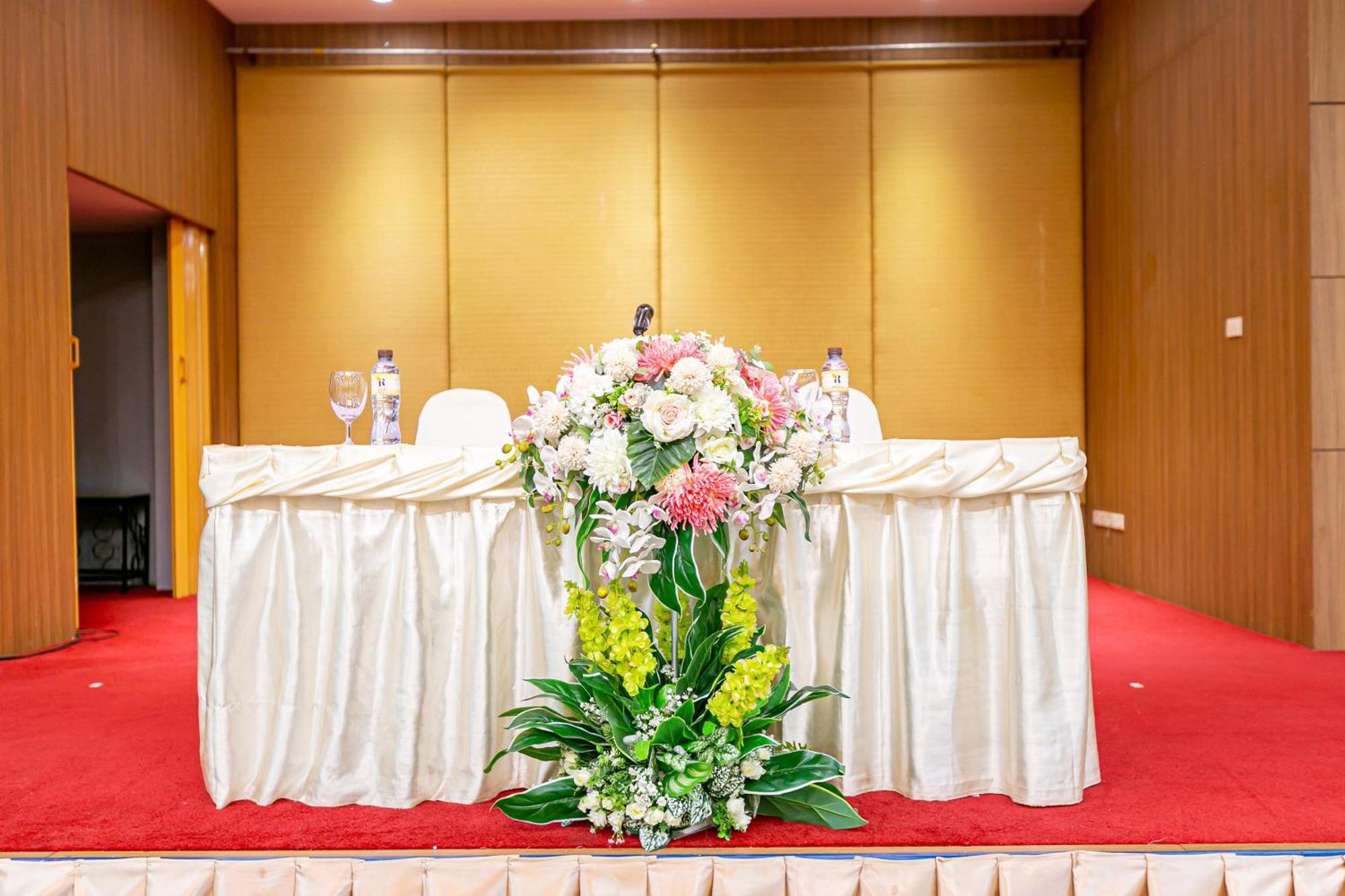 Grand Ratchapruek Hotel Пак Крет Екстериор снимка
