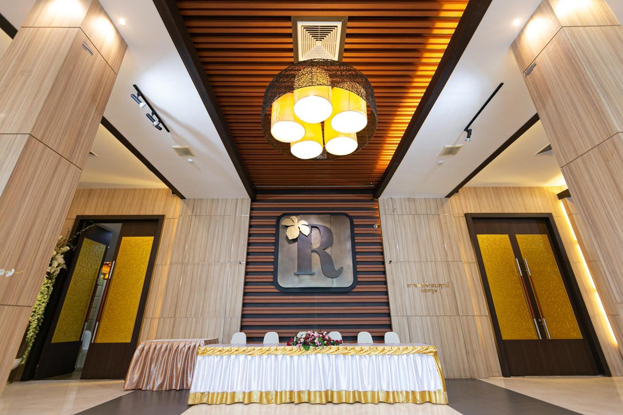 Grand Ratchapruek Hotel Пак Крет Екстериор снимка